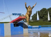 Dieser TV-Parcours hat sich gewaschen: Wer bei "WipeOut - Mach dich nass!" an den Start geht, muss hart im Nehmen sein ...