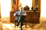 Präsident Hayes (William Devane) prüft die Akten des Stargate-Projektes. Soll er das Programm wirklich einstellen...