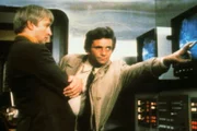 Inspektor Columbo (Peter Falk, re.) führt Harold van Wyck (Oskar Werner) in seinem Kontrollraum noch einmal den Mord vor.