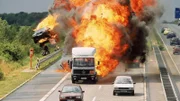 Bei einem vermeintlichen Unfall auf der Autobahn kommt der Feuerwehrmann Matthias Jaspers in seinem Privatauto ums Leben...