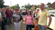 Katja (Mitte), Michael und die ganze Familie werden gleich ihr neues Zuhause sehen.