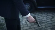 Ein Mann hält eine Pistole in seiner Hand