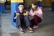 Als Sue (Eden Sher, r.) und Brad (Brock Ciarlelli, l.) den Dieb entlarven wollen, der den Kopf von Sues Hühnerkostüm entwendet hat, gerät Brad zwischen die Fronten. Unterdessen ist Axl am Boden zerstört, weil Cassidy seine Gefühle nicht zu erwidern scheint ...