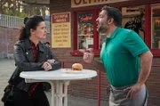 Ada Holländer sammelt Informationen bei dem Imbissbetreiber Mert Akin.