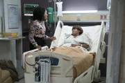 Obwohl Miranda (Chandra Wilson, r.) alles daransetzt, dass ihre Kollegen im Grey Sloan Memorial Hospital nichts von ihrer Erkrankung erfahren, konsultiert sie Maggie (Kelly McCreary, l.), um von dieser eine zweite Meinung einzuholen ...