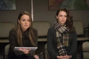 Nach Pauls Unfall mit Fahrerflucht, sucht nicht nur die Polizei nach dem Unfallverursacher. Haben Jo (Camilla Luddington, l.) oder Jenny (Bethany Joy Lenz, r.) etwas damit zu tun?