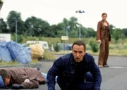 Alarm für Cobra 11 - Die Autobahnpolizei "Notwehr". Im Bild: Andrea (Carina Wiese, re.) hat Semir (Erdogan Atalay, mi.) durch einen gezielten Schuss auf den Gangster das Leben gerettet.
