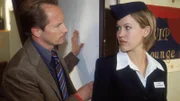 Herr Neef (Ralf Lichtenberg) triumphiert: Die aufmüpfige Alex (Wolke Hegenbarth) steckt endlich mal im braven Kostüm.