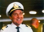 Kapitän Gibbon (Patrick MacNee) möchte, dass Lt. Columbo den Mord an der Bordsängerin Rosanna Welles aufklärt.