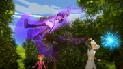 Merlin versucht, Arthur von dem bösen Zauber zu befreien.