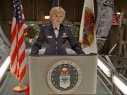 Carter (Amanda Tapping) h%lt eine Rede bei der Trauerfeier...