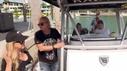 Robert und Carmen haben die Nase voll ‚Äì sie werden, was die Reparatur ihres Beibootes angeht, hingehalten und die Rechnungssumme steigt an. Sie entschlie√üen ihr Boot zu holen