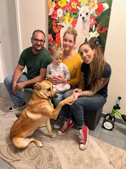 V.l.: Kadir, Tanja mit ihrer Tochter, Hündin Raia und Hundetrainerin Ellen Marques.