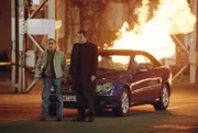 Bei einer spektakulären Verfolgungsfahrt in einer Industriehalle konnten Semir (Erdogan Atalay, li.) und Tom (Rene Steinke) nicht verhindern, dass der Gangster Ballschik mit seinem Wagen verunglückt...
