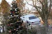 Auf der Flucht hebt der Wagen von Mafiaboss Colani ab und wird von einem Weihnachtsbaum gebremst...