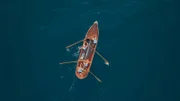 Wie in einer venezianischen Gondel:  Das Topo-Boot wird traditionell im Stehen gerudert, auf offener See eine Herausforderung, denn die Boote wurden eigentlich nur für Lagunen und Salinen konstruiert.