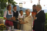 Es gibt allen Grund zu feiern! v.l.n.r.: Marion Kracht, Michael Roll, Luka Kumi, Christiane Blumhoff, Julia Bremermann, Werner Haindl