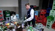 S02E34: Im Kölner Kultsupermarkt herrscht Ausnahmezustand: Eine Warenlieferung bringt das Team an seine Grenzen. Neuling Markus versinkt derweil im Leergut-Chaos und ist erstmal auf sich allein gestellt. Schafft er das?