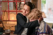Zwischen Birgitte (Sidse Babett Knudsen) und ihrem Sohn Magnus (Lucas Lynggaard Tønnesen) gibt es immer wieder Meinungsverschiedenheiten. Trotzdem tröstet Magnus seine Mutter.