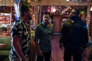 V.l.: Rick (Zachary Knighton), Thomas Magnum (Jay Hernandez), Neil (Rayan Lawrence)