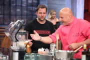 Martin Rütter (l.) und Detlev Steves.  Die Verwendung des sendungsbezogenen Materials ist nur mit dem Hinweis und Verlinkung auf TVNOW gestattet.