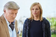 Isabell Mosbach (Nadja Uhl, r.) erfährt vom Stiftungsvorsitzenden Wilfried Maas (Manfred Zapatka) bittere Wahrheiten.