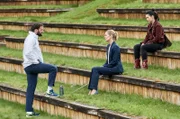 Romy Heiland (Lisa Martinek, M.) und Ada Holländer (Anna Fischer, r.) befragen den Tennistrainer Falk Golnau ( Matthias Weidenhöfer, l.).