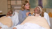Nach ihrem eigenen, unüberlegten Vorschlag findet sich Alex (Wolke Hegenbarth, li.) mit ihrer Mutter im Kosmetiksalon wieder - unentschieden, was sie schlimmer finden soll: das Geplapper der Mutter (Maren Kroymann, re.), der Kosmetikerin (Julia Althoff) oder die Avocadomaske auf ihrem Gesicht.