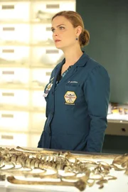 Brennan (Emily Deschanel)