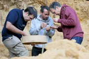 Forscher suchen in einer Sandgrube bei Haravilliers nördlich von Paris nach Korallenfossilien aus der erdgeschichtlichen Phase des Eozän.