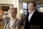 Prof. Brenner (Günter Barton) trifft sich mit der steinreichen Witwe Astrid von Deichmann (Tatjana Blacher), offensichtlich die Geldgeberin für die Entführung von Chris. Aber warum ist Chris so wichtig für sie?