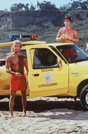 Als Cody (David Chokachi, l.) und J. D. (Michael Bergin, r.) am Strand ankommen, ist der Verunglückte bereits von einem mysteriösen Retter aus dem Meer gefischt worden ...