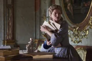 Bei ihrem heimlichen Studium wird Maria Theresia (Marie-Luise Stockinger) von Nikolaus Esterhazy überrascht.