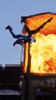 Auf der Flucht sprengen die Gangster die Fabrikhalle in die Luft, in der sich Tom und Semir aufhalten. Semir (Erdogan Atalay) kann sich im letzten Moment durch ein Sprung in die Tiefe vor der Explosion retten...
