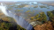 Ein Flug über den Binnenstaat Sambia führt ins Herz des südlichen Afrikas. Das Land ist von mächtigen Flüssen durchzogen. Die Reise führt im Osten entlang des Sambesi über die üppigen Feuchtgebiete im Norden und erreicht schließlich das Luangwa-Tal im Osten. Die Victoriafälle an der Grenze zu Simbabwe sind einer der größten Wasserfälle der Erde.