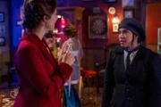 Zari Tarazi (Tala Ashe, l.); Esperanza "Spooner" Cruz (Lisseth Chavez, r.)