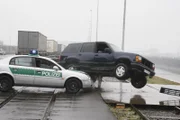 Chris und Semir befördern den flüchtigen Gangster ins Hafenbecken.