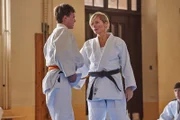 Isabell Mosbach (Nadja Uhl, r.) beim Judounterricht mit Felix (Valentino Fortuzzi, l.).