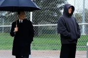 Doggett (Robert Patrick, l.) hofft von seinem heimlichen Informanten, Knowle Rohrer (Adam Baldwin, r.), wichtige Hinweise zu erhalten.