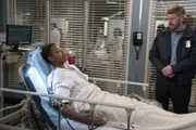 Der 12-jährige Eric (Kai Chamar Williams, l.) wird mit einer Schussverletzung ins Grey Sloan eingewiesen. Für den Polizisten Greg (Michael Weaver, r.) und die behandelnden Ärzte kein leichter Fall ...