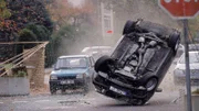 Tom jagt den Mordverdächtigen, der sich bei der spektakulären Verfolgung mit seinem Auto überschlägt...