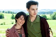 Jan (Guiliano Marieni) und Lea (Laila Padotzke)  freuen sich, dass Zwergpony Fridolin ein schönes neues Zuhause hat.