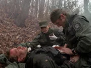 Dr. Frasier (Teryl Rothery, mi.) und Daniel (Michael Shanks, re.) finden den verletzten Soldaten Simon (Julius Chapple, unten)...