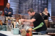 Kochcoach Frank Buchholz (l.), Martin Rütter und Dagi Bee. Die Verwendung des sendungsbezogenen Materials ist nur mit dem Hinweis und Verlinkung auf TVNOW gestattet.