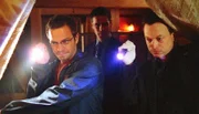 Von links: Im Garten des Erschossenen entdecken Danny (Carmine Giovinazzo), Flack (Eddie Cahill) und Mac (Gary Sinise) ein großes hölzernes Schiff - die Arche Noah?  +++