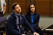 Jake Peralta (Andy Samberg, l.); Amy Santiago (Melissa Fumero, r.)