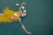 Rit Kit beim Schwimmen im See: Die Tattoo-Künstlerin sichtet, sammelt und presst Blüten, Gräser, Unkräuter, um sie dann auf den Körpern ihrer Kunden zu verewigen.