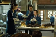 Dr. Addy (Eric Millegan, r.); Dr. Brennan (Emily Deschanel, l.); Jack Hodgins (T.J. Thyne, mi.)