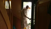 Britta und Randolf Pietz mit Schutzkleidung im Einsatz in besonders gefährlichen Fällen.