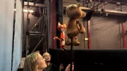 Puppenspieler Jo bringt Lena bei, wie man die Puppen richtig bewegt.